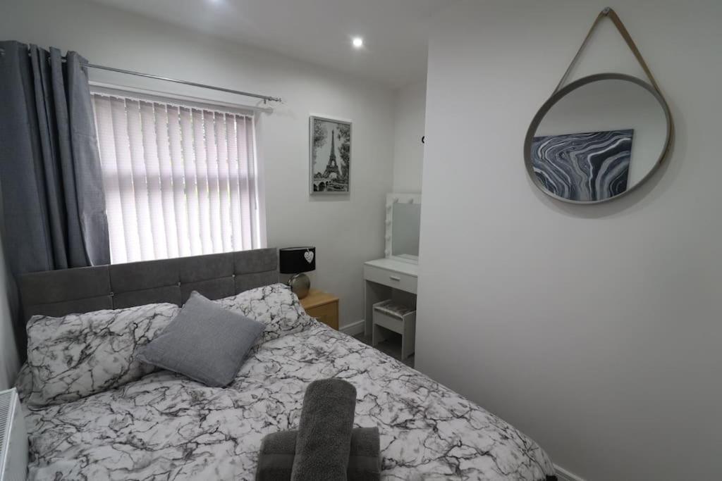 Cosy Two Bedroom First Floor Apartment Бирмингем Экстерьер фото