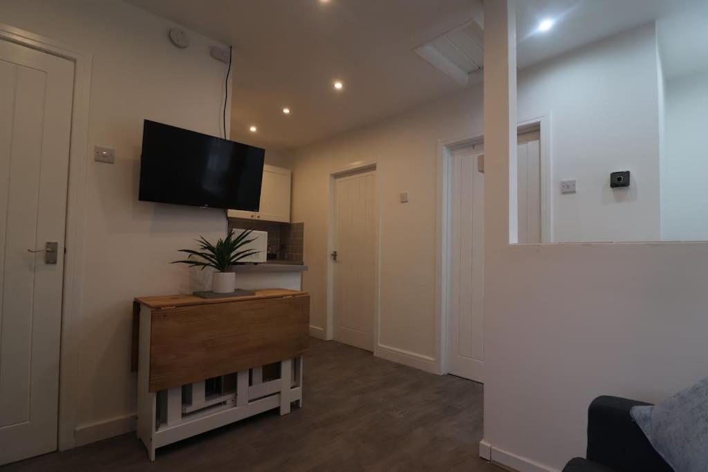 Cosy Two Bedroom First Floor Apartment Бирмингем Экстерьер фото